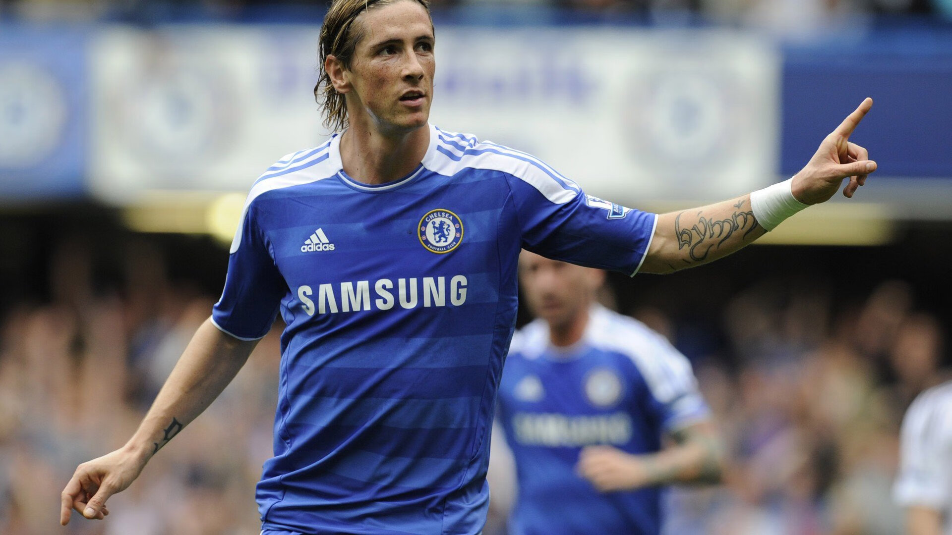 足球比赛中球员身手敏捷，踢进精彩进球，足球进攻球员