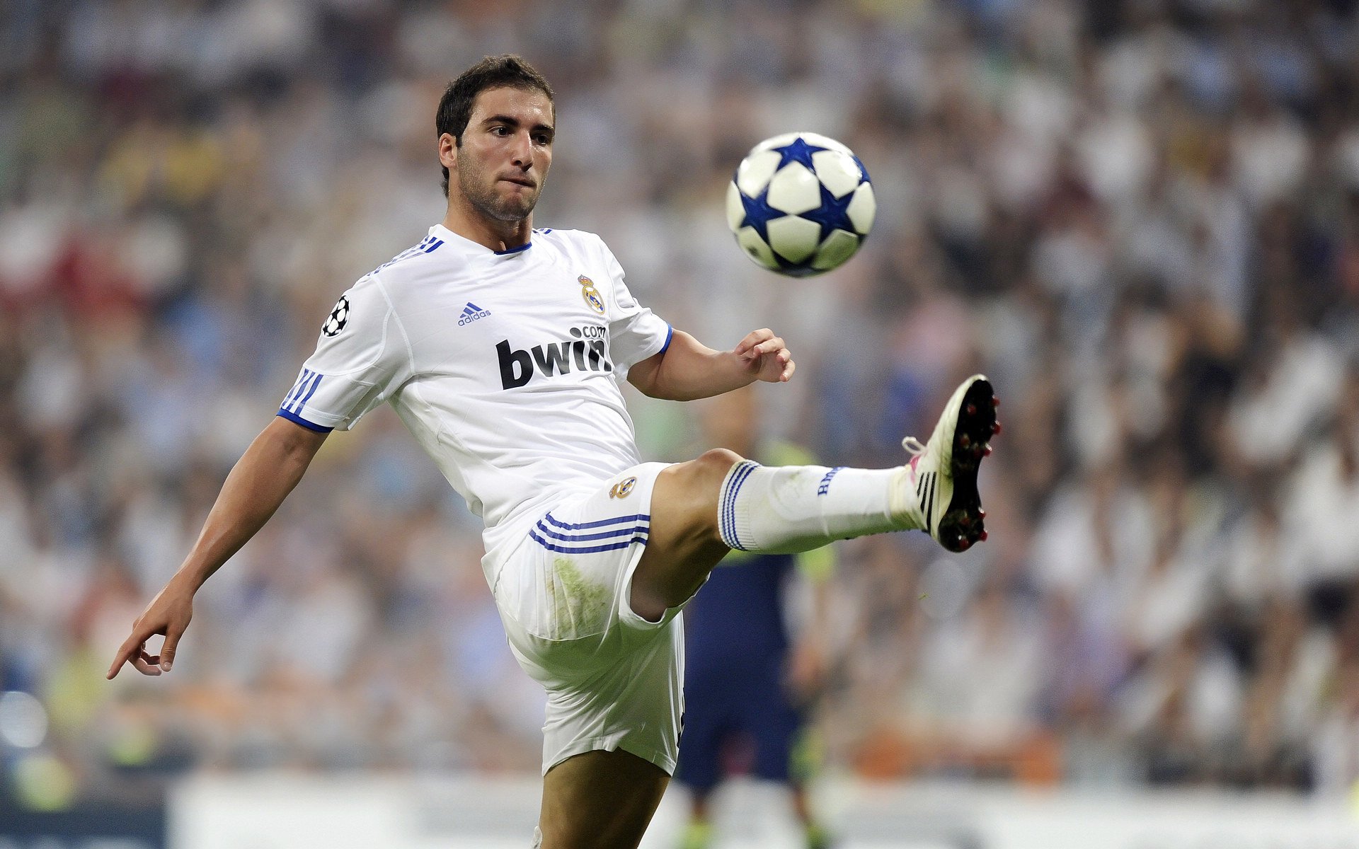 足球比赛中球员身手敏捷，踢进精彩进球，足球进攻球员