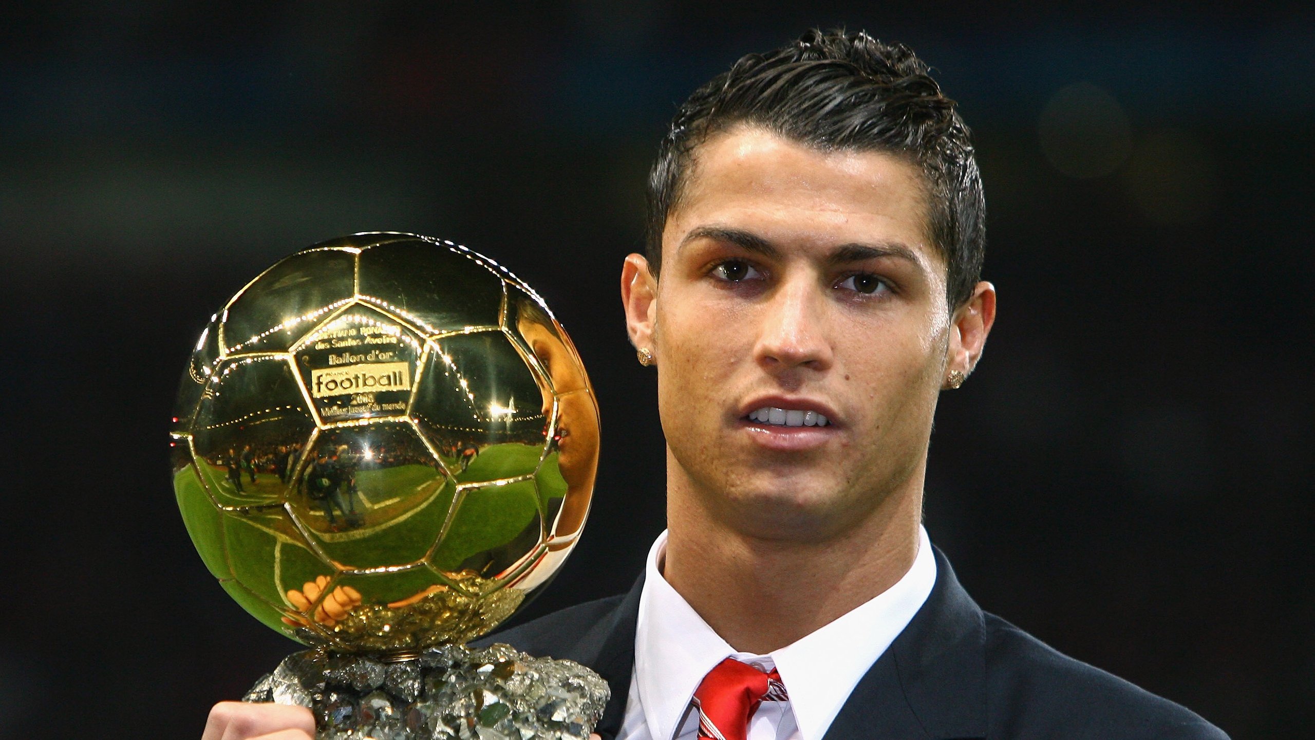 足球趣味运动会在社区广泛展开，提升青少年的参与感和归属感，趣味足球运动会报道稿